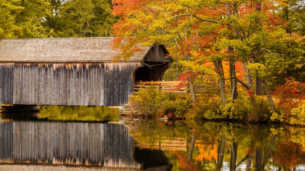 covered-bridge-in-fall-1495295179CRs